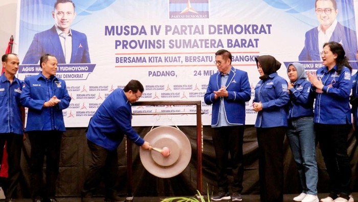 Terpilih Aklamasi, Mulyadi Kembali Pimpin Demokrat Sumbar Musyawarah Daerah (Musda) Ke-IV DPD Partai Demokrat Provinsi Sumatera Barat memutuskan incumbent Ketua DPD Mulyadi kembali diajukan sebagai calon tunggal Ketua DPD Partai Demokrat Sumbar periode 2022-2027.