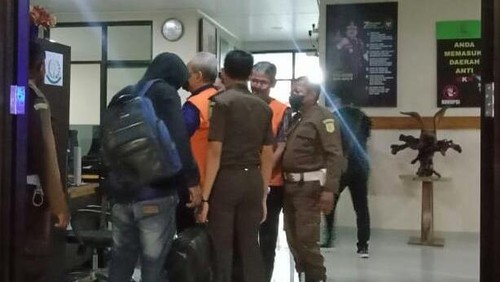 Tersangka korupsi proyek pengadaan alkes di RSUD Kefamenanu yang telah ditetapkan tersangka dikenakan rompi orange sebelum ditahan ke Rutan Kefamenanu, Selasa (24/4/2022) malam.