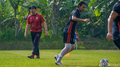 Thomas Doll Pimpin Latihan Persija, Begini Suasananya