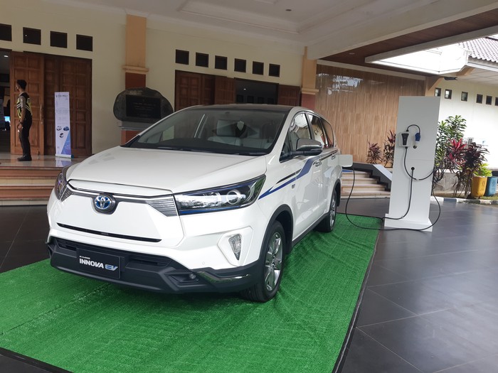Toyota Innova listrik