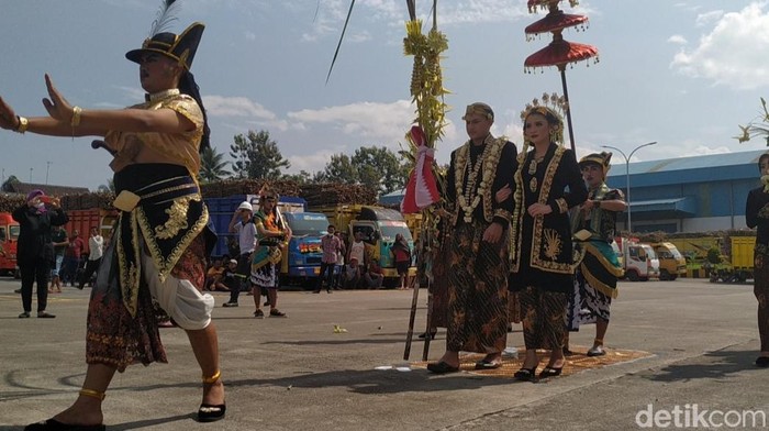 Tradisi manten tebu di PG Rejoso Blitar