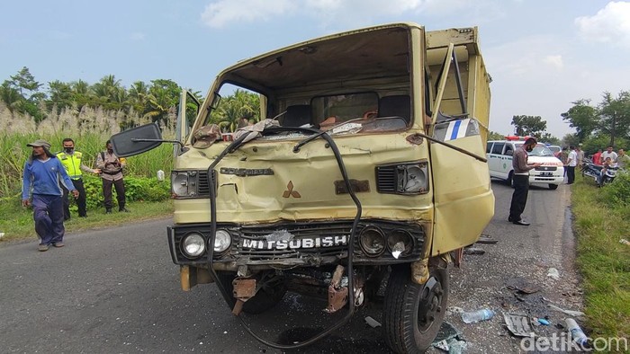 Truk kecelakaan di Jalan Daendels, wilayah Bugel, Panjatan, Kulon Progo, DIY, Rabu (25/5/2022).