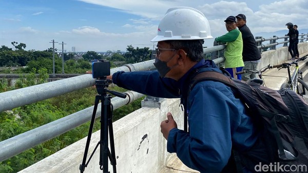 Lihat Gaya Youtuber Infrastruktur, Berani Panas-panasan demi Content