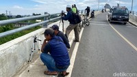 Sejumlah orang berkumpul di jembatan penyeberangan proyek kereta cepat di Tegalluar, Bojongsoang, Kabupaten Bandung, Rabu (25/5/2022). Mereka tampak sibuk merekam perkembangan pembangunan kereta cepat dengan kamera telepon genggamnya.