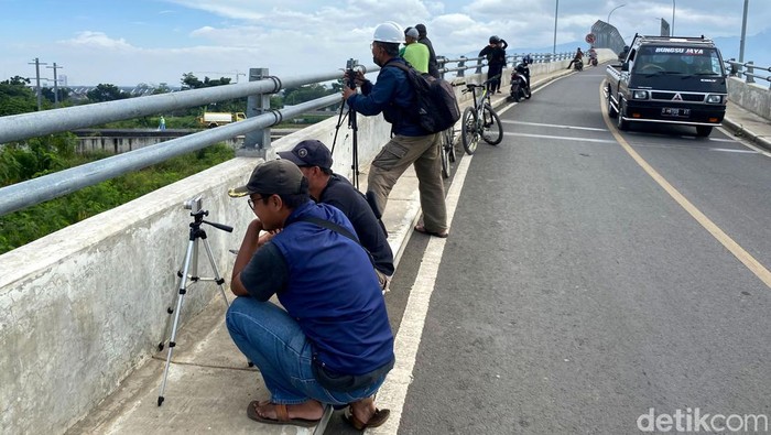 Unik! Orang-orang Ini Kerjanya Mantau Proyek Kereta Cepat, Penasaran? Bagi sebagian orang istilah youtuber infrastruktur masih asing di telinga. Salah satu konten yang dibuat yakni perkembangan pembangunan kereta cepat. Penasaran?