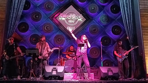 Vocalis Roy Jeconiah Eks Vokalis Boomerang saat manggung bersama Lawang Pitu di Hardrock Cafe, Bali