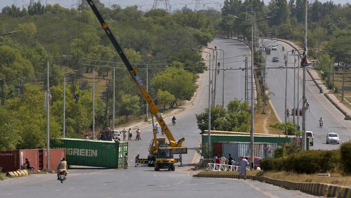 Wadaw, Jalanan di Pakistan Dipalang Kontainer, Ada Apa? Ruas jalan di kawasan Islamabad, Pakistan, dipalang sejumlah kontainer. Diketahui, pemblokiran jalan dilakukan untuk gagalkan aksi unjuk rasa.