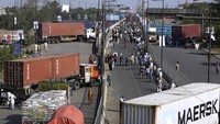 Menanggapi hal tersebut, Khan mengklaim kekuatan asing yang menginginkan dia disingkirkan, karena dia tidak akan mendukung mereka melawan Rusia dan Cina. Namun, Amerika Serikat (AS) dengan tegas membantah ikut campur urusan dalam negeri Pakistan. Sementara itu, posisi Perdana Menteri Pakistan kini dipegang oleh Shehbaz Sharif yang diketahui merupakan pemimpin oposisi Pakistan. (AP Photo/K.M. Chaudary).