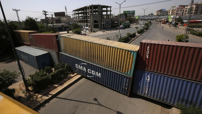 Ruas jalan di kawasan Islamabad, Pakistan, dipalang sejumlah kontainer. Diketahui, pemblokiran jalan dilakukan untuk gagalkan aksi unjuk rasa.