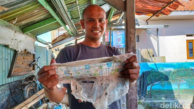 Warga Rancaekek Kabupaten Bandung Pandi Mulyana (38) mengolah sampah diapers menjadi karya.