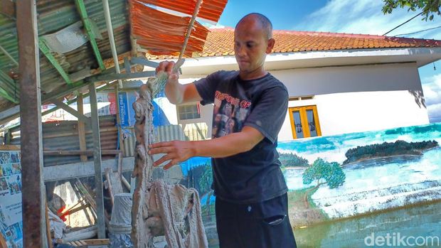 Warga Rancaekek Kabupaten Bandung Pandi Mulyana (38) mengolah sampah diapers menjadi karya.