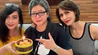 Di Instagramnya, ia sering membagikan keseruannya saat kulineran di restoran bersama sang anak. Selain itu, ia juga sering mengajak sahabat dekatnya. Foto: Instagram @wenny_kekey_real