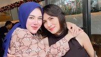 Nah, beginilah keseruan Wenny Ariani saat makan bersama sahabat-sahabat. Meski sederhana hanya di rumah saja, tetapi suasananya hangat. Foto: Instagram @wenny_kekey_real
