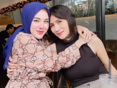 Keseruan Wenny Ariani Kulineran di Restoran Bersama Sahabatnya