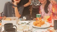 Kalau yang ini adalah momen Wenny Ariani saat kulineran bareng sahabat di restoran. Ia berpose dengan latar belakang botol-botol minuman. Foto: Instagram @wenny_kekey_real