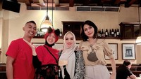 Makan di restoran mewah, Wenny Ariani berpose di kursi tempat ia duduk. Ia berpose sambil menunggu pesanan datang. Foto: Instagram @wenny_kekey_real