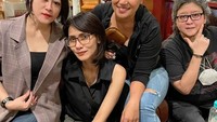 Lagi-lagi bersama sahabat-sahabatnya, beginilah keakraban Wenny Ariani sambil menikmati hidangan di restoran. Foto: Instagram @wenny_kekey_real