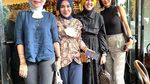 Keseruan Wenny Ariani Kulineran di Restoran Bersama Sahabatnya