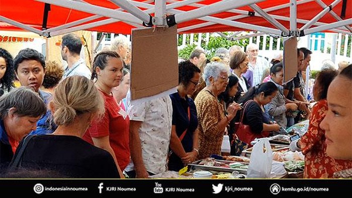 Lebih dari 2.000 pengunjung banjiri wisata kuliner Indonesia yang digelar di halaman KJRI Noumea (21/05/2022) lalu. Acara tahunan ini memang dinantikan oleh komunitas Indonesia di Kaledonia Baru maupun warga setempat.