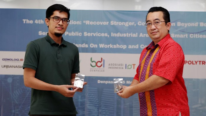 General Manager Business Development Polytron Joegianto (tengah), menyampaikan materi disaksikan para pembicara (dari ki-ka) Key Account Manager End User Public Signify Indonesia Rama Momongan, Government Account Lead Worldwide Public Sector Amazon Web Muhamad Yopan, Digital Tech Solution Head Tower Bersama Ficky Julyansyah, dan Moderator/Head of Corporate and Marketing Communication Alita Praya Mitra Fita Indah Maulani, pada workshop IoT Creation 2022 di Balai Diklat Industri Denpasar, Bali, Rabu (25/5/2022). Pada kesempatan itu diserahkan kepada peserta workshop, modul internet of things Garuda yang  didesain di Yogyakarta, buatan anak bangsa yang telah mengantongi sertifikat perangkat SDPPI. Setelah Bali, workshop IoT Creation 2022 akan berlangsung di Yogyakarta bersamaan dengan Seminar IoT for Small and Medium-Sized Enterprise.