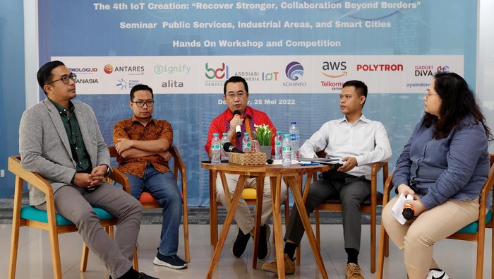 Workshop IoT Creation 2022 General Manager Business Development Polytron Joegianto (tengah), menyampaikan materi disaksikan para pembicara (dari ki-ka) Key Account Manager End User Public Signify Indonesia Rama Momongan, Government Account Lead Worldwide Public Sector Amazon Web Muhamad Yopan, Digital Tech Solution Head Tower Bersama Ficky Julyansyah, dan Moderator/Head of Corporate and Marketing Communication Alita Praya Mitra Fita Indah Maulani, pada workshop IoT Creation 2022 di Balai Diklat Industri Denpasar, Bali, Rabu (25/5/2022). Pada kesempatan itu diserahkan kepada peserta workshop, modul internet of things Garuda yang didesain di Yogyakarta, buatan anak bangsa yang telah mengantongi sertifikat perangkat SDPPI. Setelah Bali, workshop IoT Creation 2022 akan berlangsung di Yogyakarta bersamaan dengan Seminar IoT for Small and Medium-Sized Enterprise.
