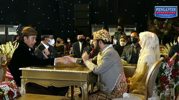 Adik Jokowi menikah dengan Ketua MK, Anwar Usman. Idayati, adik kandung perempuan Joko Widodo itu melangsungkan pernikahan hari ini, Kamis (26/5/2022) di Solo.