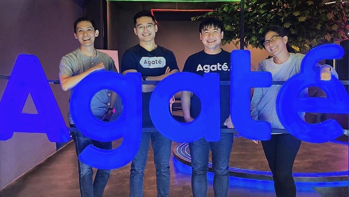 (ki-ka) Vincentius H. Ismawan, VP of Marketing, Sales, and Operation Agate, Arief Widhiyasa-CEO Agate, Shieny Aprilia-COO Agate