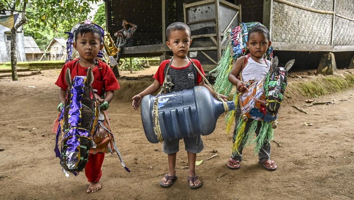 Tiga bocah bermain Kuda Lumping Pandeglang di Desa Ujung Jaya, Pandeglang, Banten, Kamis (26/5/2022). Kuda lumping yang merupakan tarian tradisional tersebut masih dilestarikan di daerah itu agar tidak hilang tergerus arus teknologi yang makin berkembang. ANTARA FOTO/Muhammad Adimaja/YU