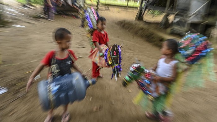 Tiga bocah bermain Kuda Lumping Pandeglang di Desa Ujung Jaya, Pandeglang, Banten, Kamis (26/5/2022). Kuda lumping yang merupakan tarian tradisional tersebut masih dilestarikan di daerah itu agar tidak hilang tergerus arus teknologi yang makin berkembang. ANTARA FOTO/Muhammad Adimaja/YU