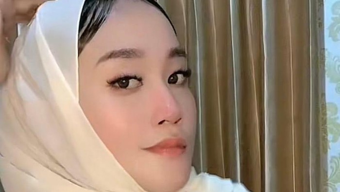 Akun TikTok Aulia Salsa Marpaung yang menampilkan wanita berhijab pamer payudara (tangkapan layar) Akun TikTok Aulia Salsa Marpaung yang menampilkan wanita berhijab pamer payudara (tangkapan layar)