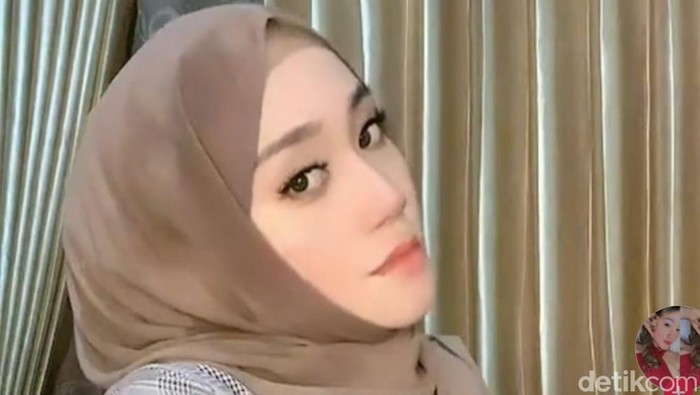 Akun TikTok Aulia Salsa Marpaung yang menampilkan wanita berhijab pamer payudara (tangkapan layar) Akun TikTok Aulia Salsa Marpaung yang menampilkan wanita berhijab pamer payudara (tangkapan layar)
