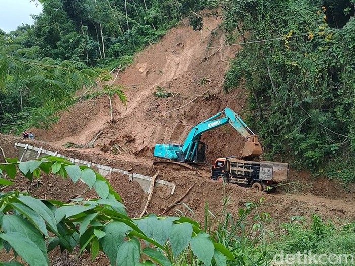 Alat berat melakukan pembersihan di lokasi longsor yang menutup akses jalan kabupaten di Dusun Plampang II, Kalurahan Kalirejo, Kokap, Kulon Progo, DIY, Kamis (26/5/2022).