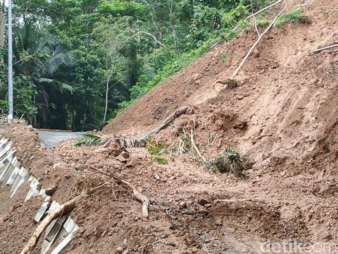 Alat berat melakukan pembersihan di lokasi longsor yang menutup akses jalan kabupaten di Dusun Plampang II, Kalurahan Kalirejo, Kokap, Kulon Progo, DIY, Kamis (26/5/2022).