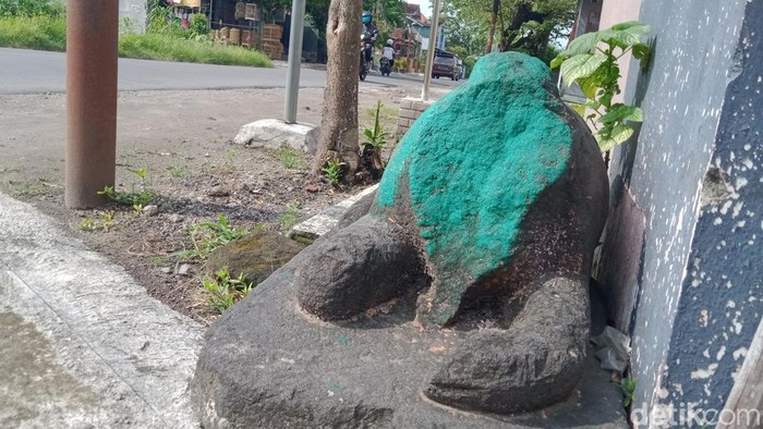 Arca Nandiswara di gapura Dusun Gatak, Kecamatan Klaten Selatan, Klaten, Rabu (25/5/2022).