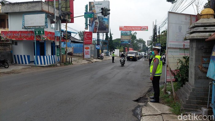 Arus lalu lintas di kawasan Lembang.