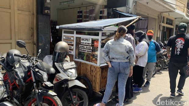 Bakso aci imut (bacimut) di Jalan Tamim Bandung.