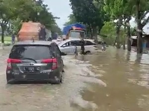 Jalur Probolinggo-Situbondo Padat Sejauh 3 KM Dampak Banjir