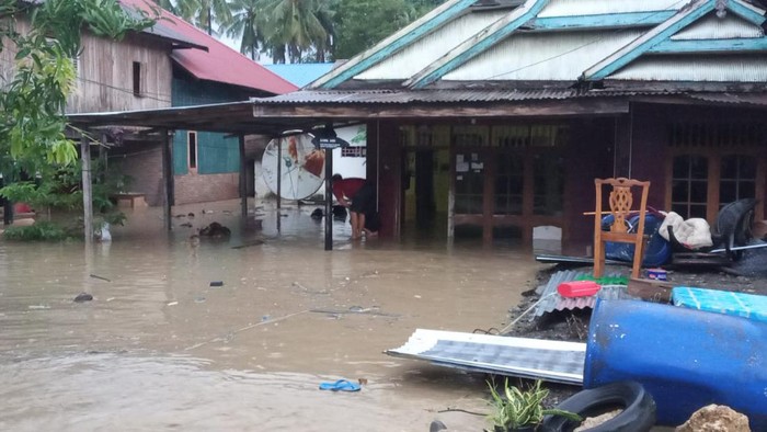 Banjir merendam permukiman warga di Majene