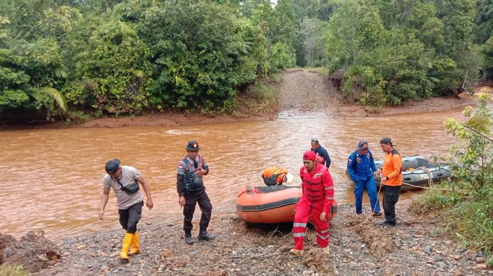 Basarnas Kendari menghentikan pencarian terhadap pekerja tambang yang hanyut terseret arus sungai di Kolaka.