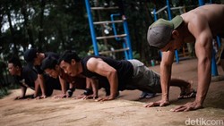 Untuk membentuk tubuh atletis tidak harus melulu ke gym. Lewat street workout, Anda juga bisa melatih otot dengan fasilitas yang ada di sekitar.