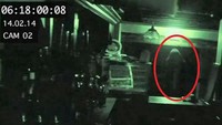 Salah satu restoran dan bar ini membagikan hasil rekaman CCTV di sudut bar, tempat mereka menemukan sosok misterius hitam yang keluar dari balik meja.  Foto: Pool/Site News