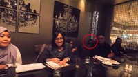 Di akhir tahun 2017 lalu, Deddy Corbuzier sempat mengunggah vlog berisi ia tengah makan bersama kru dari acara televisi yang dibintanginya. Dalam vlog tersebut, terdapat penampakkan hantu anak kecil muka rata yang sempat menghebohkan dunia maya. Foto: Pool/Site News