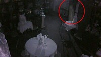 Bayangan putih tembus pandang ini terlihat jelas tengah berdiri di sudut restoran yang sudah tutup. Kabarnya restoran ini memang berdiri di gedung tua yang terkenal angker. Foto: Pool/Site News