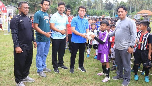 Bupati Klungkung, I Nyoman Suwirta membuka Turnamen ASKAB, HUT SSB Semarapura ke-9 di Lapangan Umum Desa Paksebali, Kecamatan Dawan, Kamis (26/5/2022).