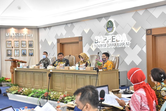 Bupati Sumedang Dony Ahmad Munir saat penilaian Tahap II Beauty Contest Inovasi Pendanaan Pembangunan melalui Bantuan Keuangan Kompetitif di Kantor Bappeda Provinsi Jawa Barat, Jalan Ir H Djuanda Bandung, Selasa (24/5) 2022 malam.