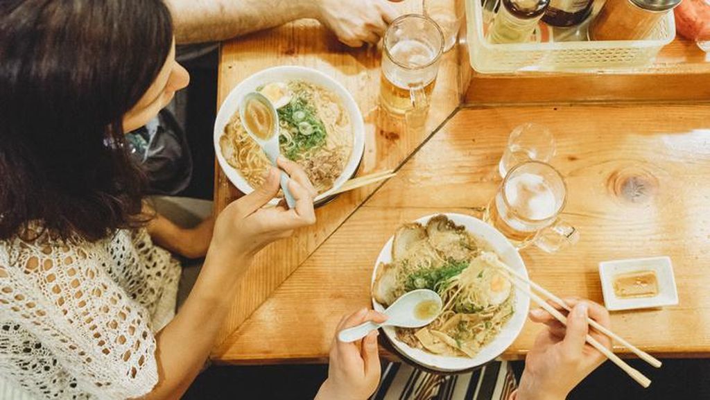 6 Cara Makan Ramen Jepang yang Benar Agar Terasa Makin Nikmat