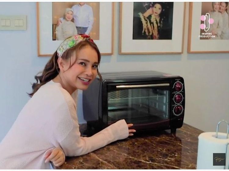 10 Potret Dapur Rossa, Ada Rak Besar untuk Simpan Koleksi Cangkir