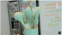 Nah, ini peralatan masak Rossa yang didominasi dengan warna hijau tosca. Mulai dari sutil, pisau, centong dan alat masak lainnya. Foto: YouTube