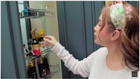 Selain koleksi cangkir, lemari itu juga dijadikan tempat menyimpan bumbu masakan, sehingga ketika ingin masak dapat mudah diambil. Foto: YouTube