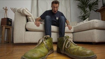 Sepatunya kok besar banget? Dok. Brightside